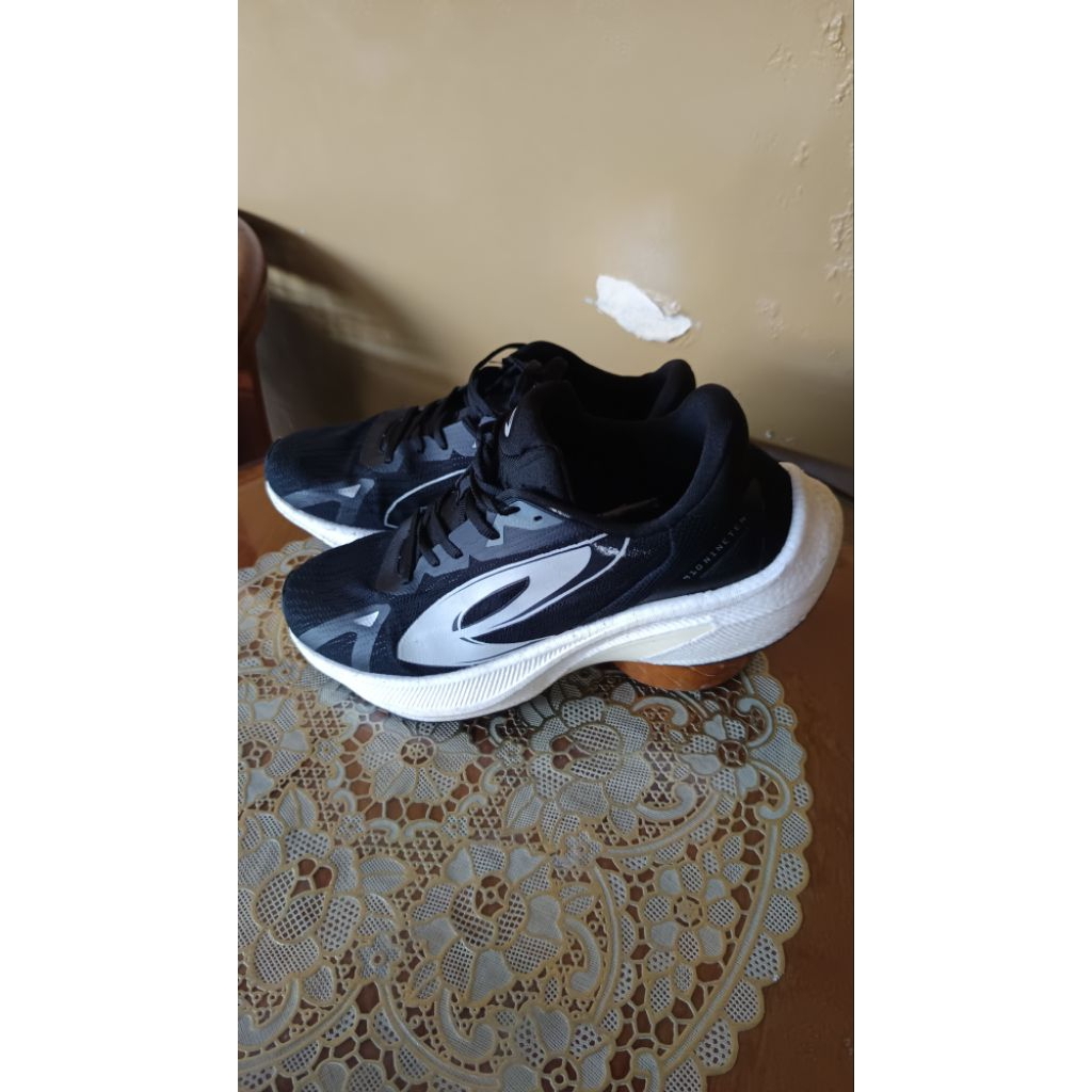 Sepatu Lari 910 nineten preloved size 43 Istimewa