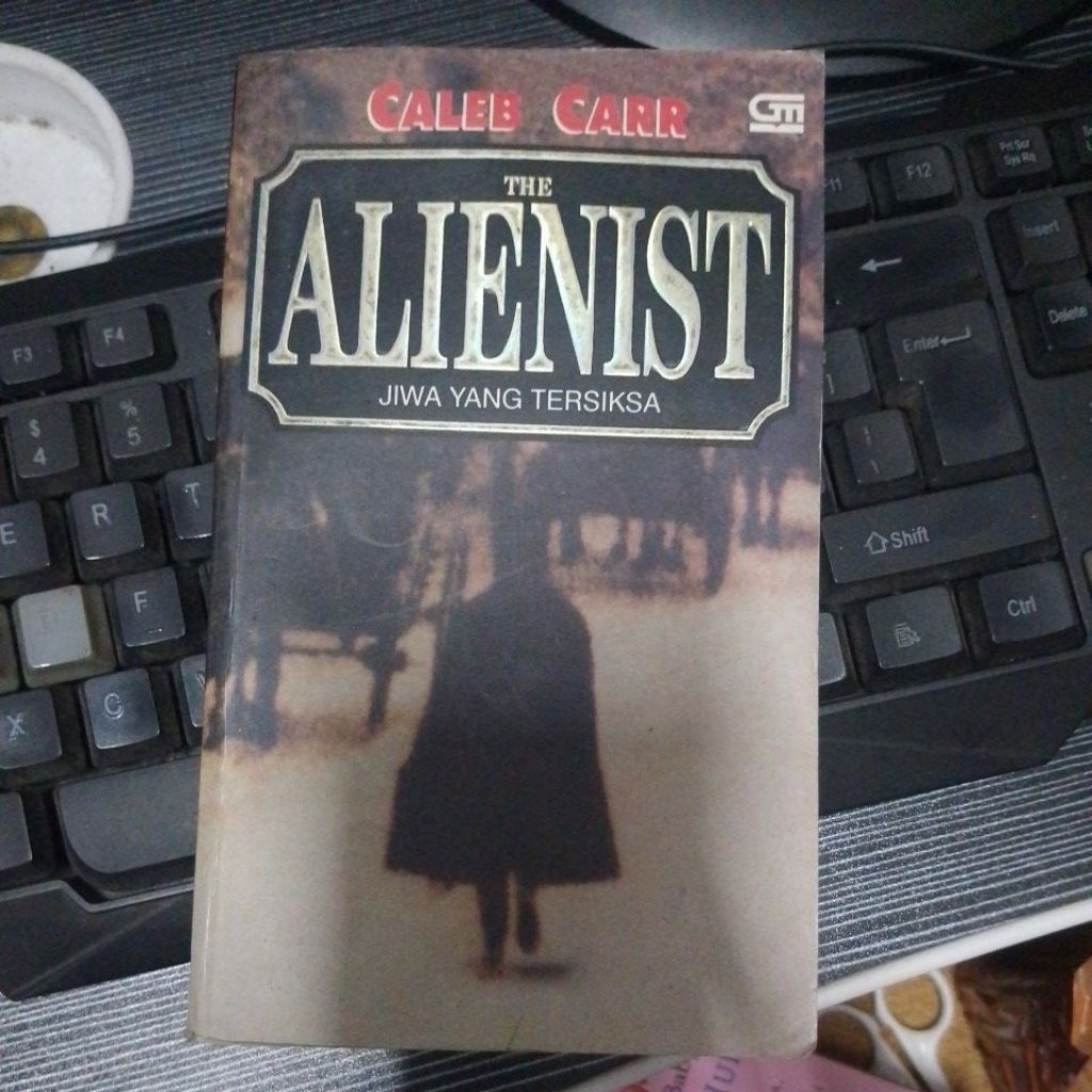 [PRELOVED] The Alienist: Jiwa Yang Tersiksa oleh. Caleb Carr