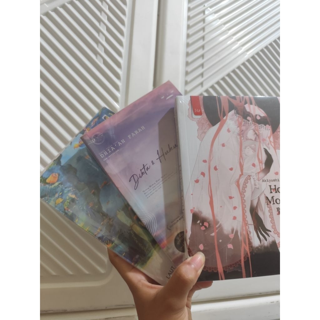 WTS PRELOVED NOVEL HOLY MOTHER, LAUR BERCERITA, DIKTA DAN HUKUM