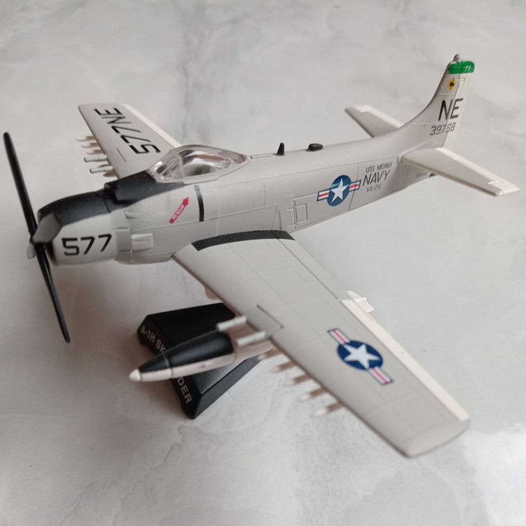 Diecast metal Delprado fighter aircraft pesawat tempur A-1H Skyraider skala 1/110 bukan Skyhawk Phan