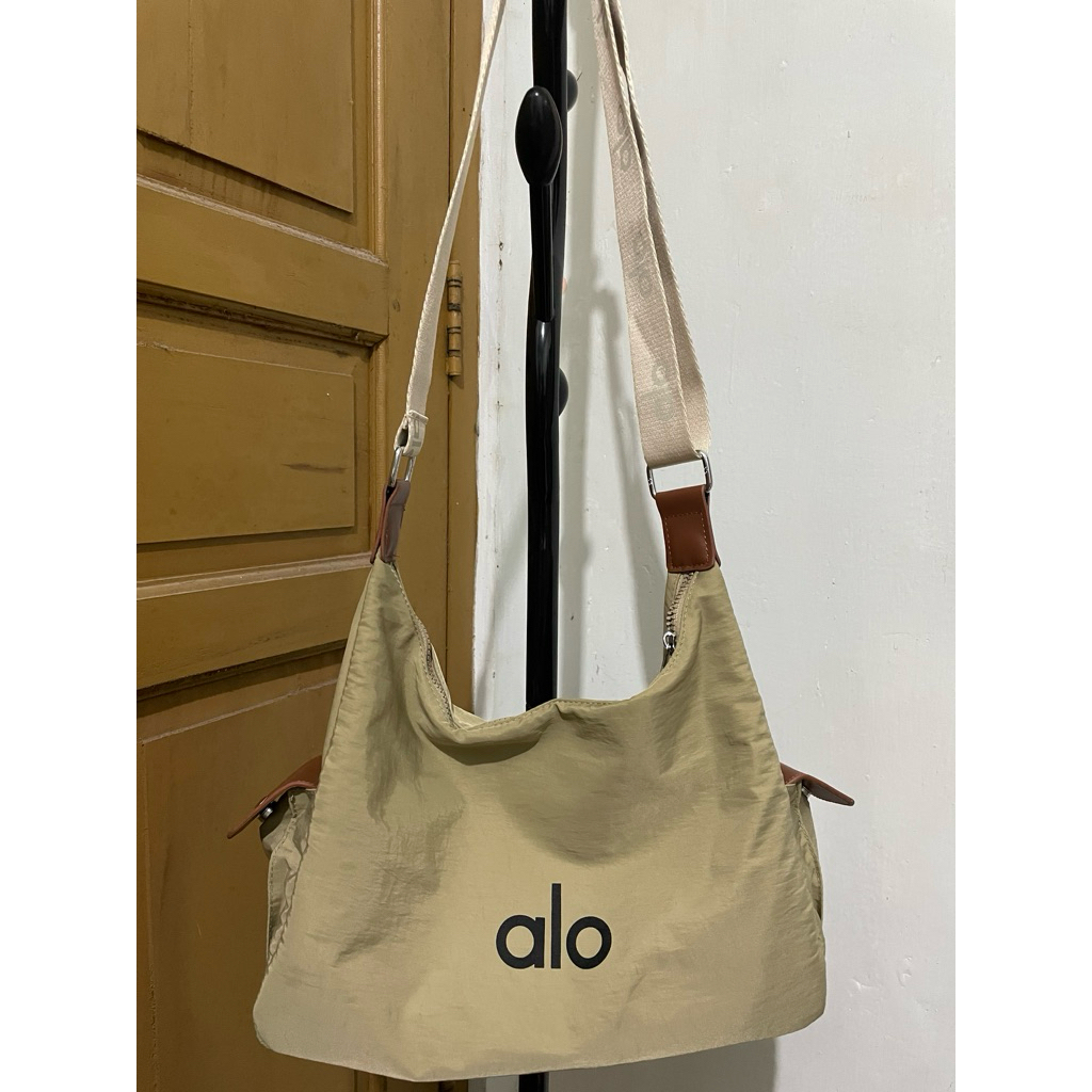 Preloved tas sling original Alo/ tas Alo