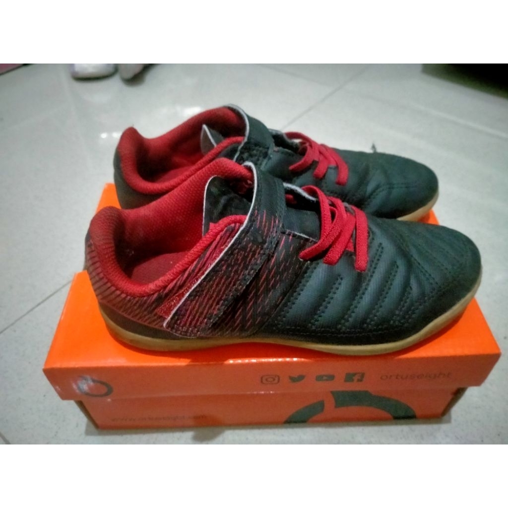 sepatu futsal Decathlon size 32