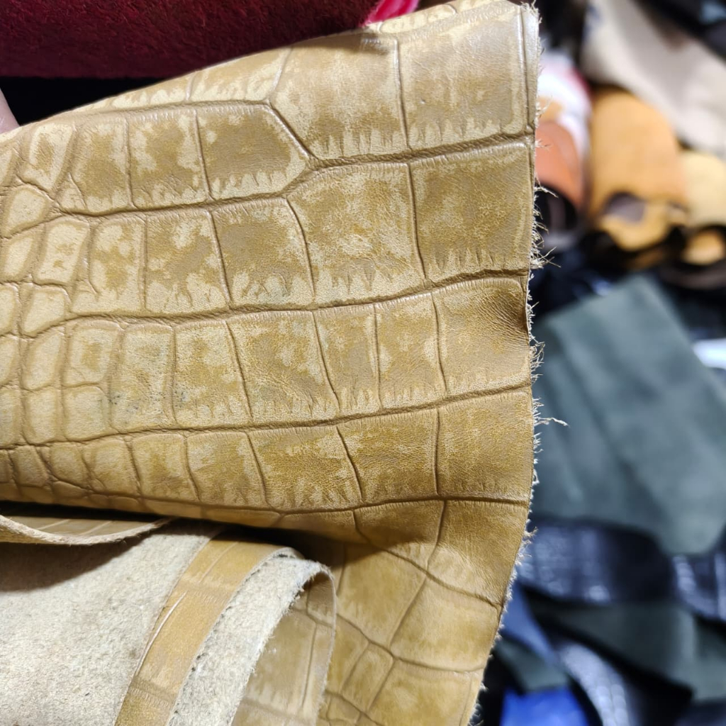 Kulit Lembaran Sapi Asli Motif Reptil Ukura  20 Feet - 23 Feet - 25 Feet