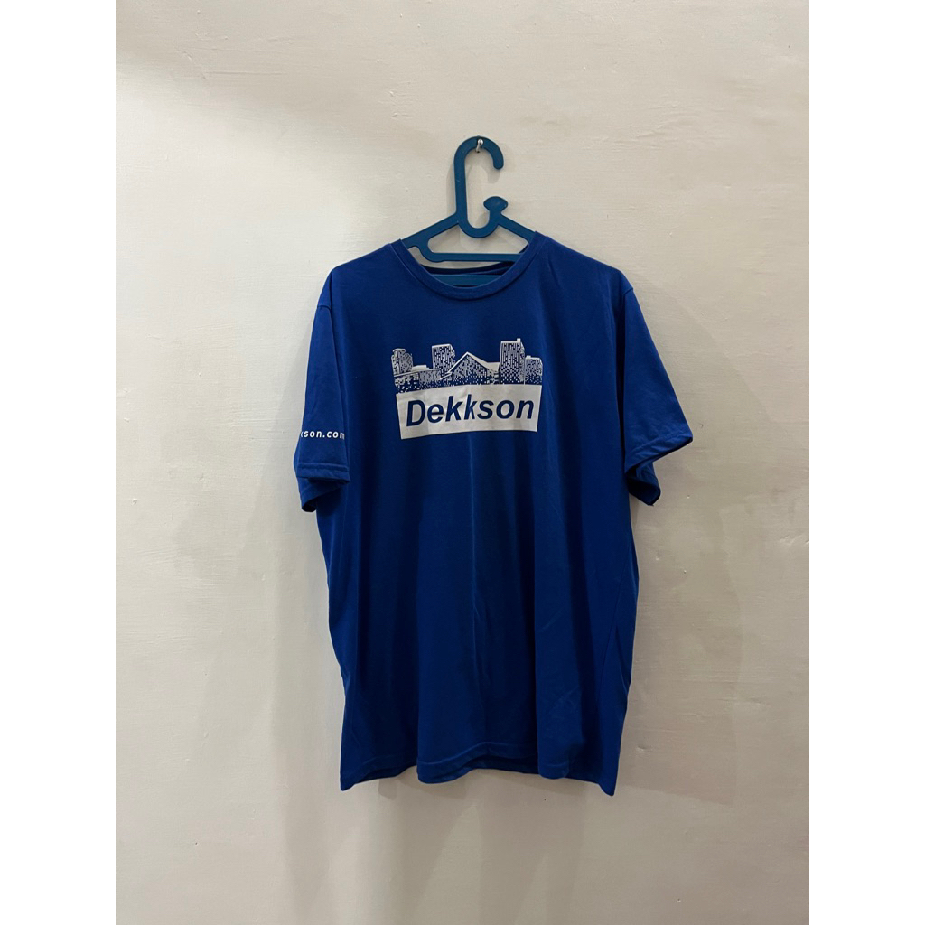Kaos dekkson biru elektrik