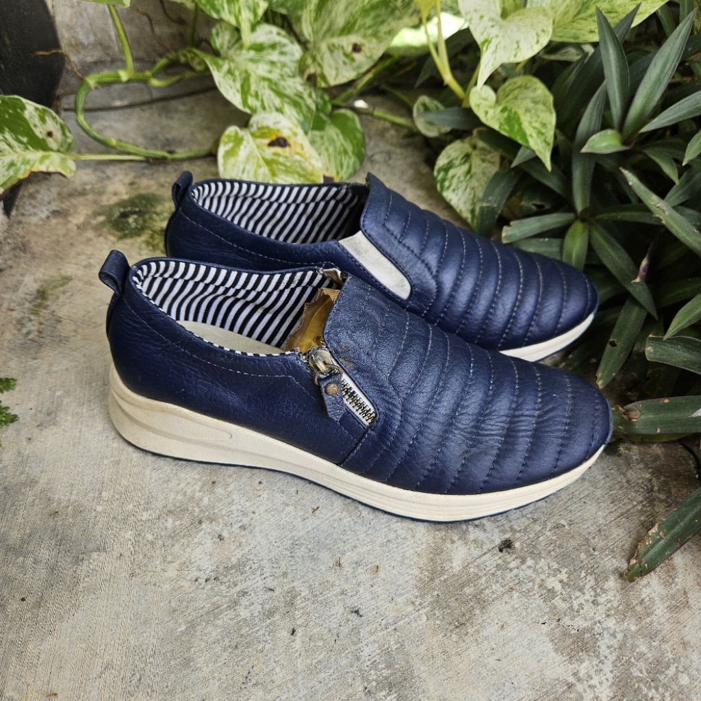 sepatu sneakers kulit wanita second agisna size 40(25cm)