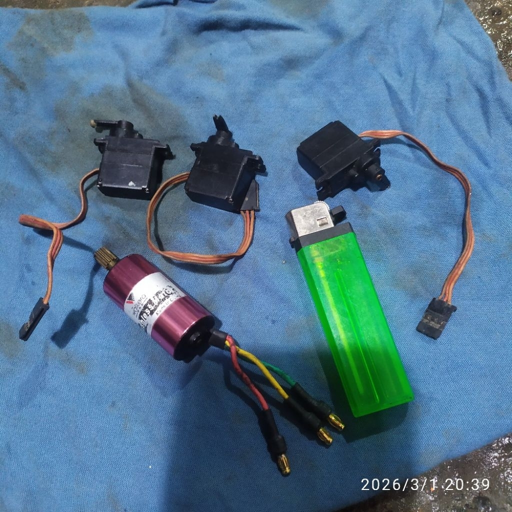 servo mini dan motor brushless mini bekas rc heli walkera