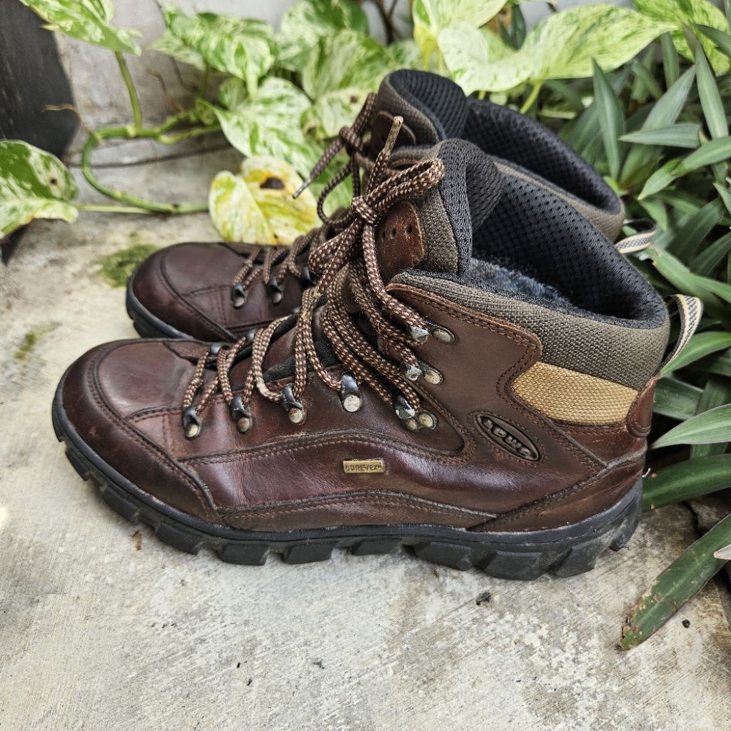 sepatu gunung second lowa size 42,5(27,4cm)