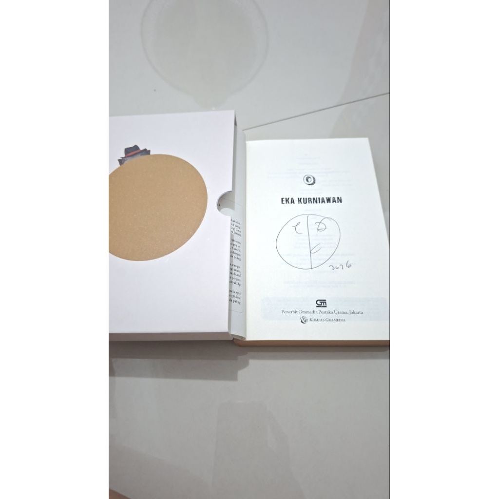 Novel O by Eka Kurniawan (preloved, bertanda tangan penulis)