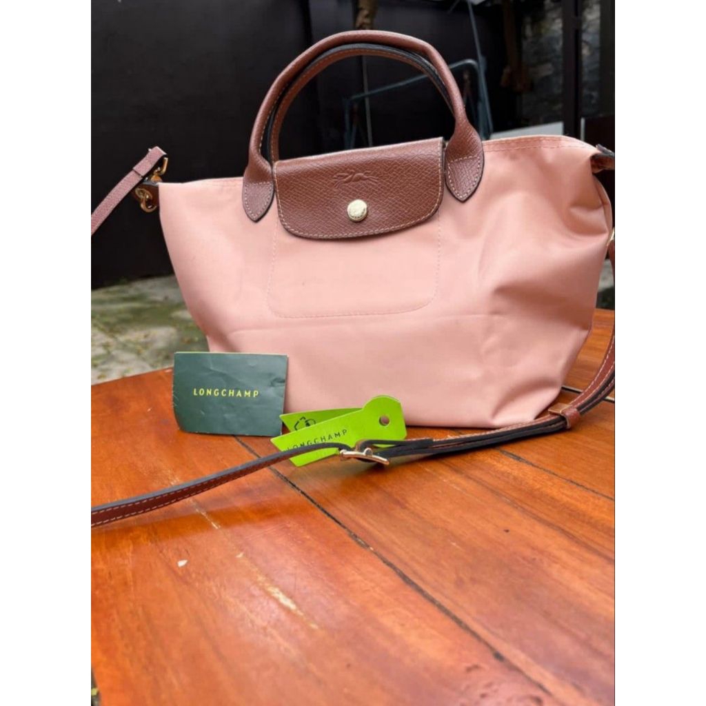 Longchamp Le Pliage Original Medium Handbag dalam warna Pink Tea. 