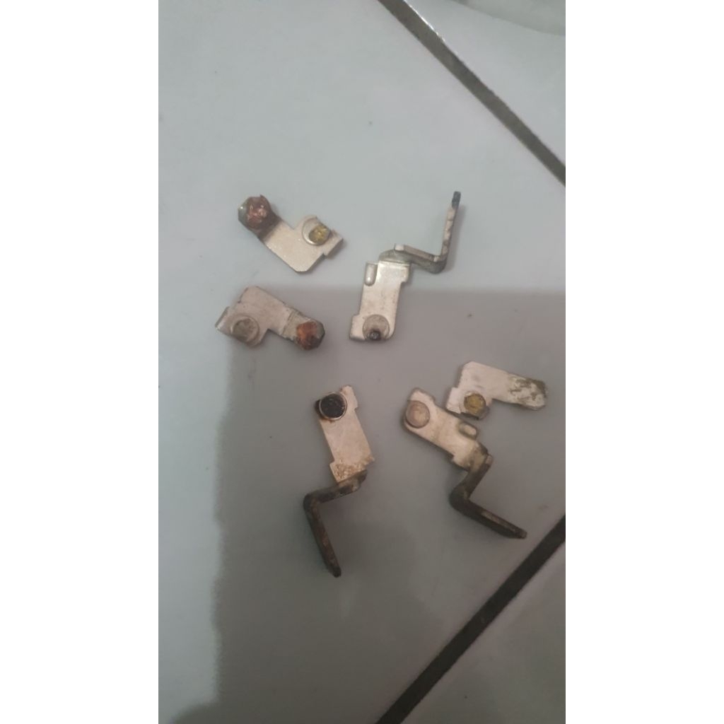 Plat Kuningan Kontak Listrik Bekas – Sparepart Saklar,pentolan  / Panel Listrik / Konektor Tembaga