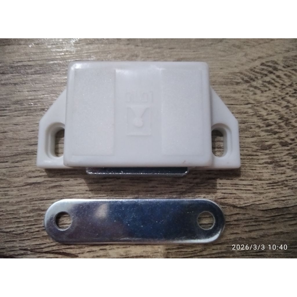 Magnet pintu lemari plastik