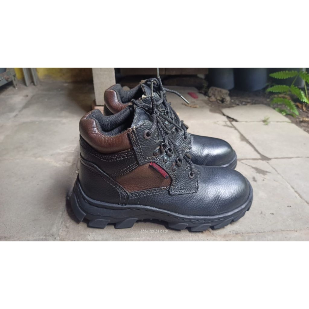 sepatu safety 3/4 kulit krisbow 40 second