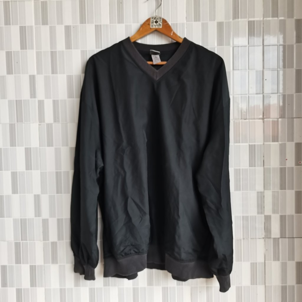 A776. CREWNECK NYLON WARNA HITAM CHAMPION SIZE XL PRELOVED