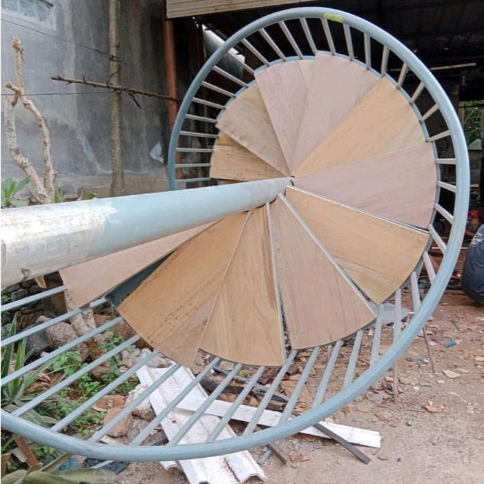 Tangga Spiral / tangga putar Pijakan Kayu dengan Tampilan Elegant untuk Rumah Furniture