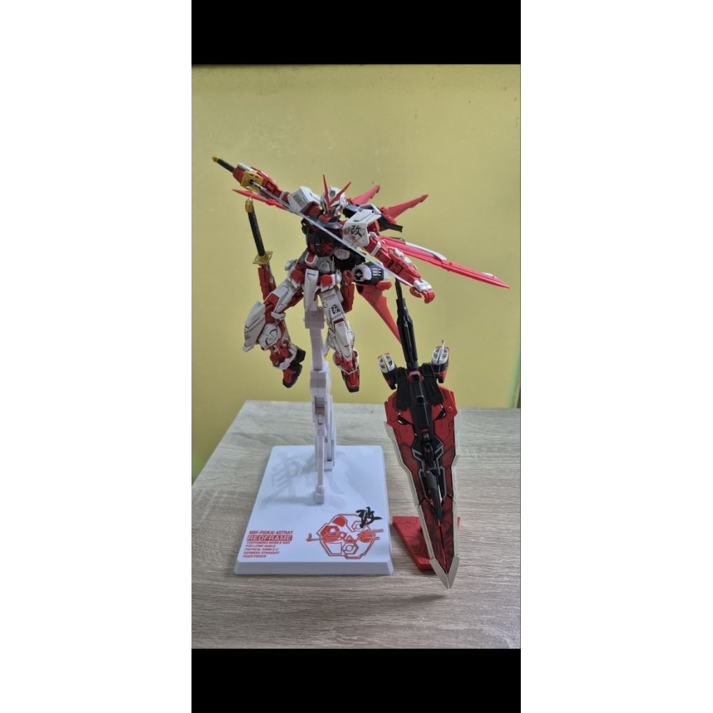 MG 1/100 Astray Red Frame Kai Bandai (With Metal Build Action Base & Flight Unit)