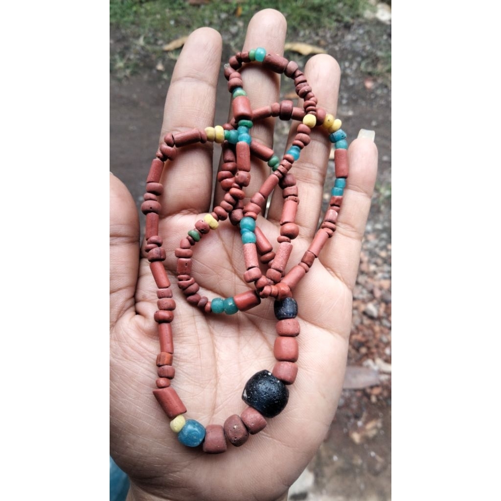 benda kuno antik manik kuno