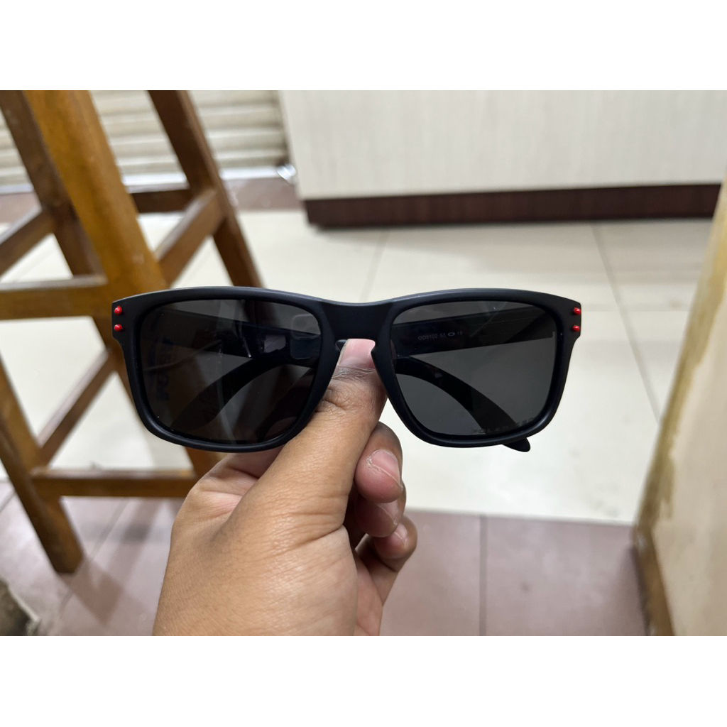 KACAMATA OAKLEY HOLBROOK HITAM LOGO MERAH LENSA HITAM