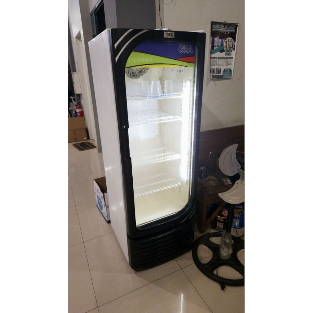 SHOWCASE MINUMAN MERK GEA 4 RAK BEKAS