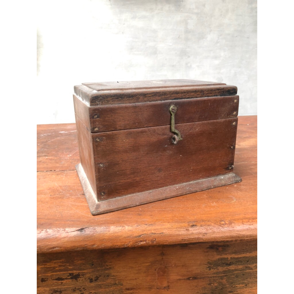 Kotak kayu perhiasan lawas