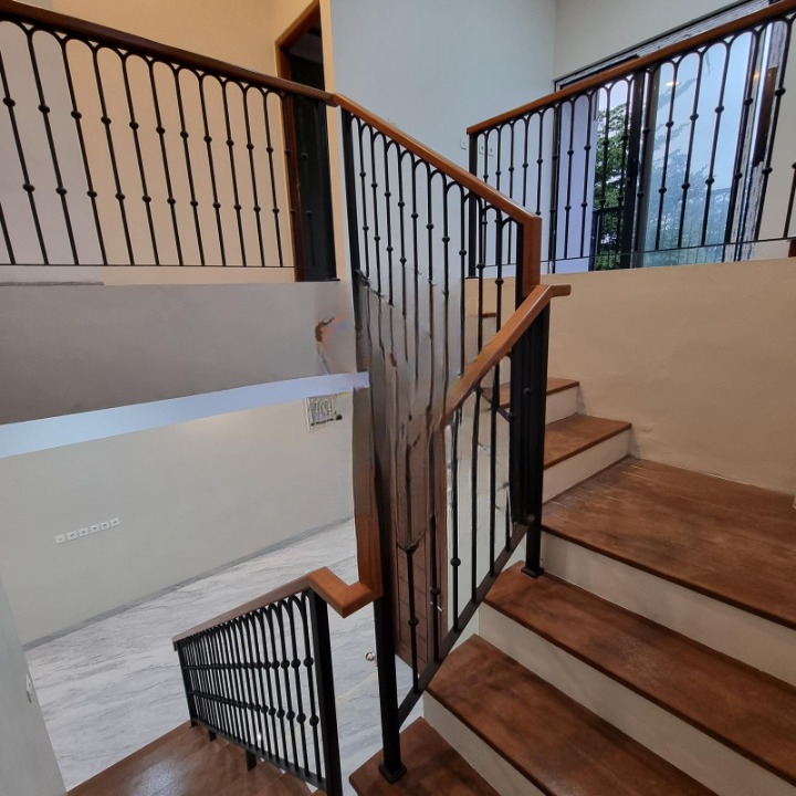 Railing Tangga model Minimalis Klasik Besi