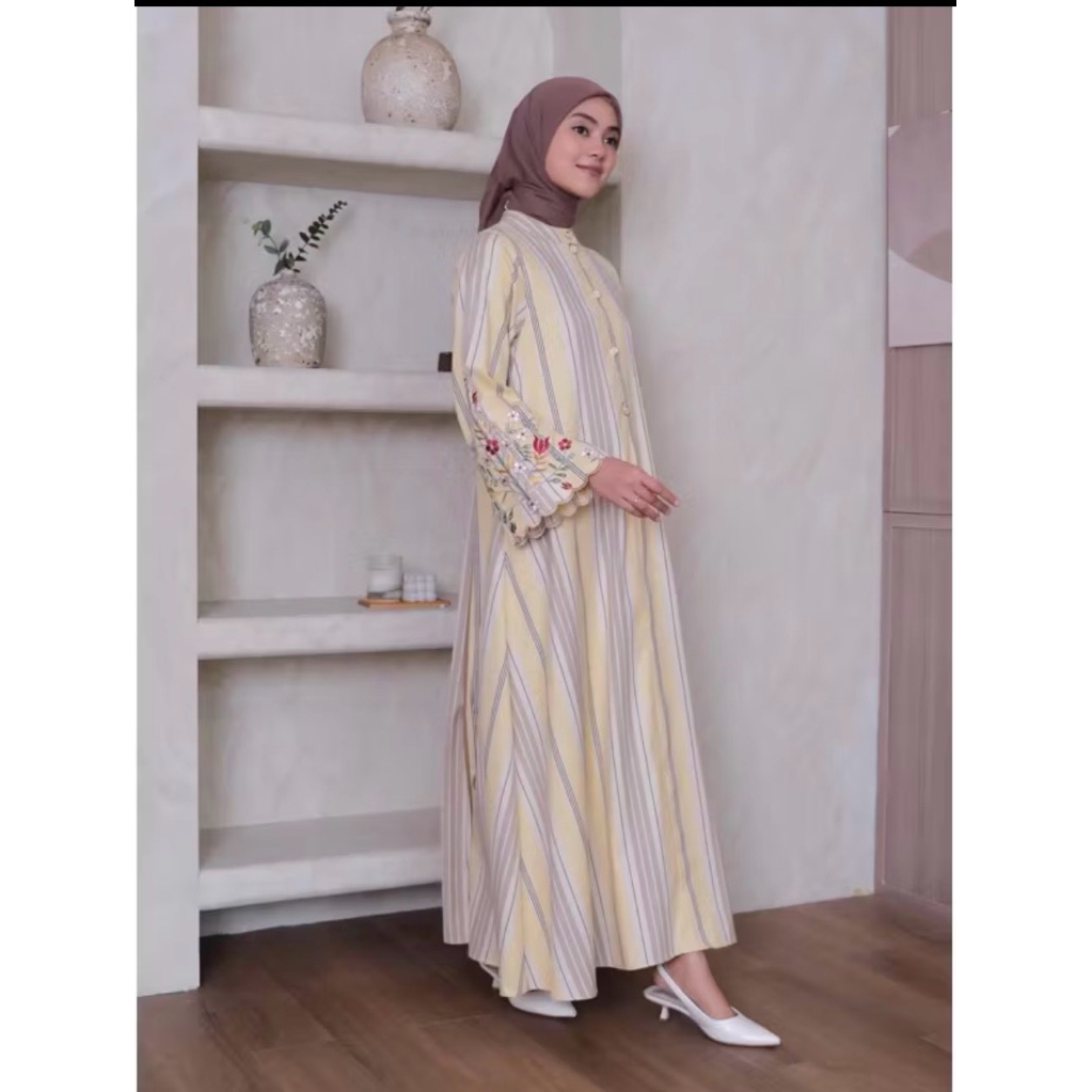 GAMIS LINEN BULUKUDA MOTIF SALUR DETAIL BORDIR BUNGA DI BAGIAN LENGAN CANTIK ELEGAN ADA KANCING BAGI