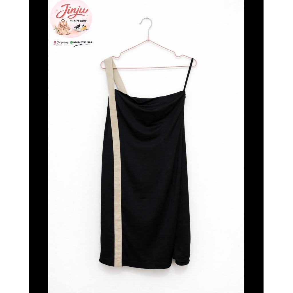 Dress hitam line cream