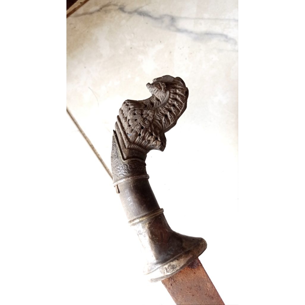 keris kuno Lombok original panjang bilah 46cm gagang tanduk kerbau Garuda Mungkur hias perak dg dua 