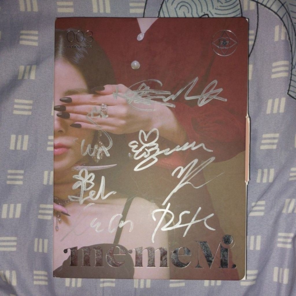 Purple Kiss memeM Signed Album