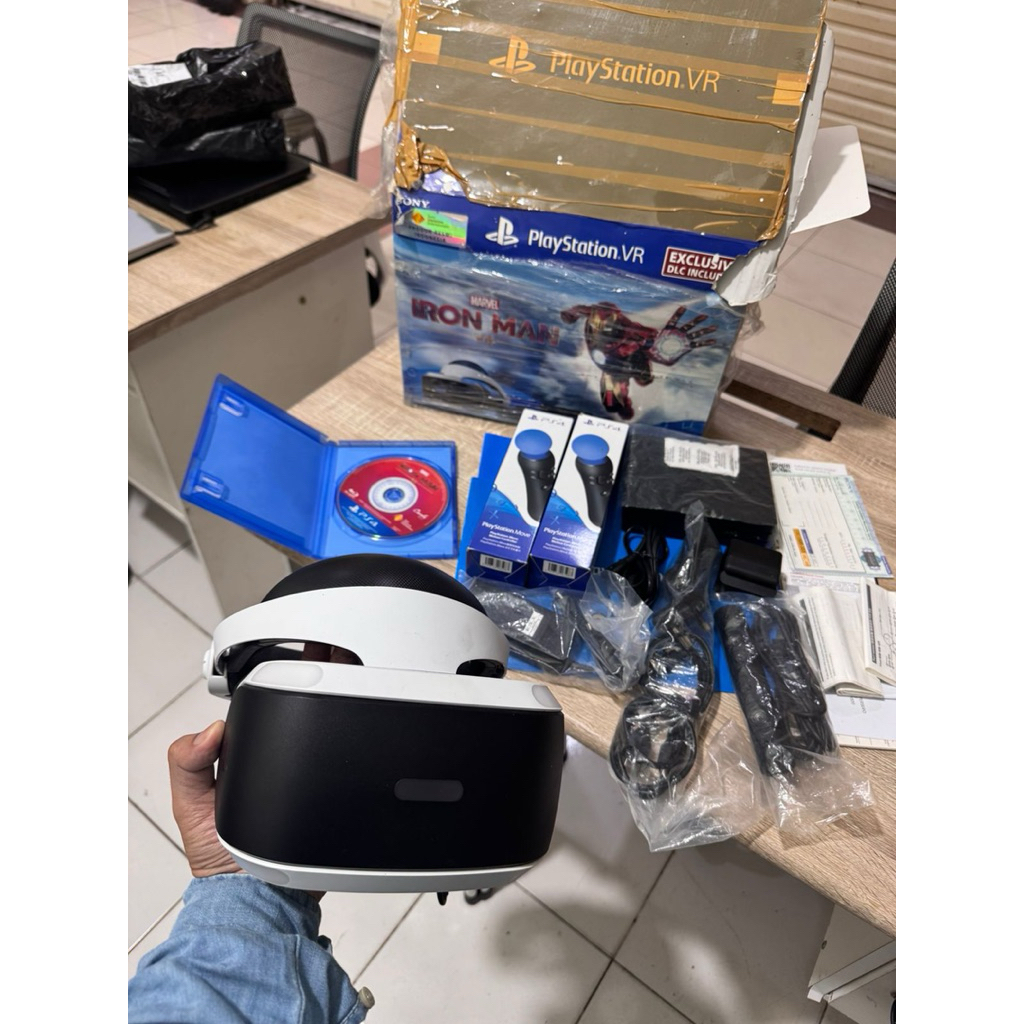 Playstation VR Iron Man PS4 Fullset  Kelengkapan semua ada Fullset + PS Move Prosesor unit ada Kabel