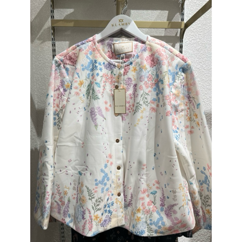 Wearing Klamby Gardenia Glow Outer L Preloved