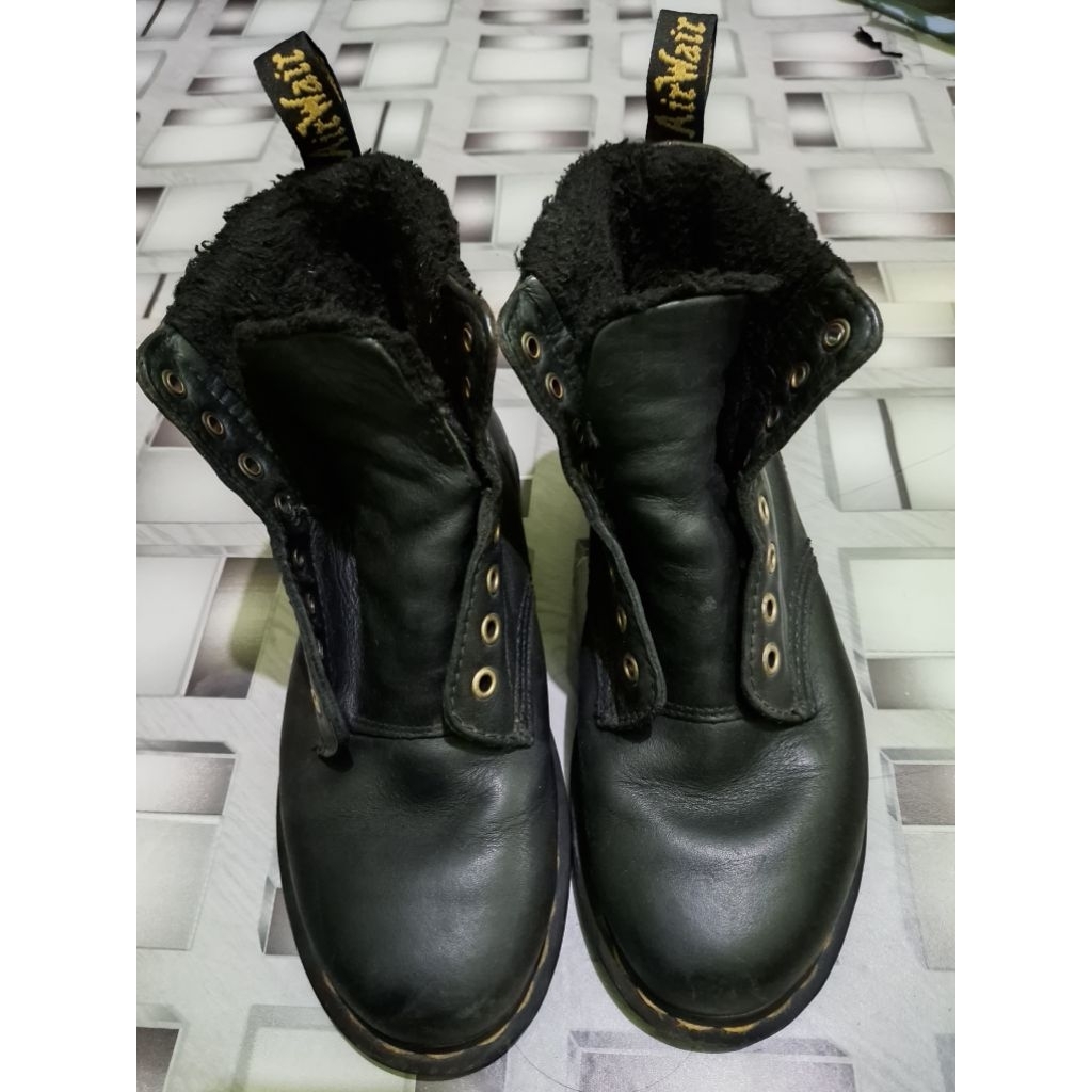 Sepatu dr. martens