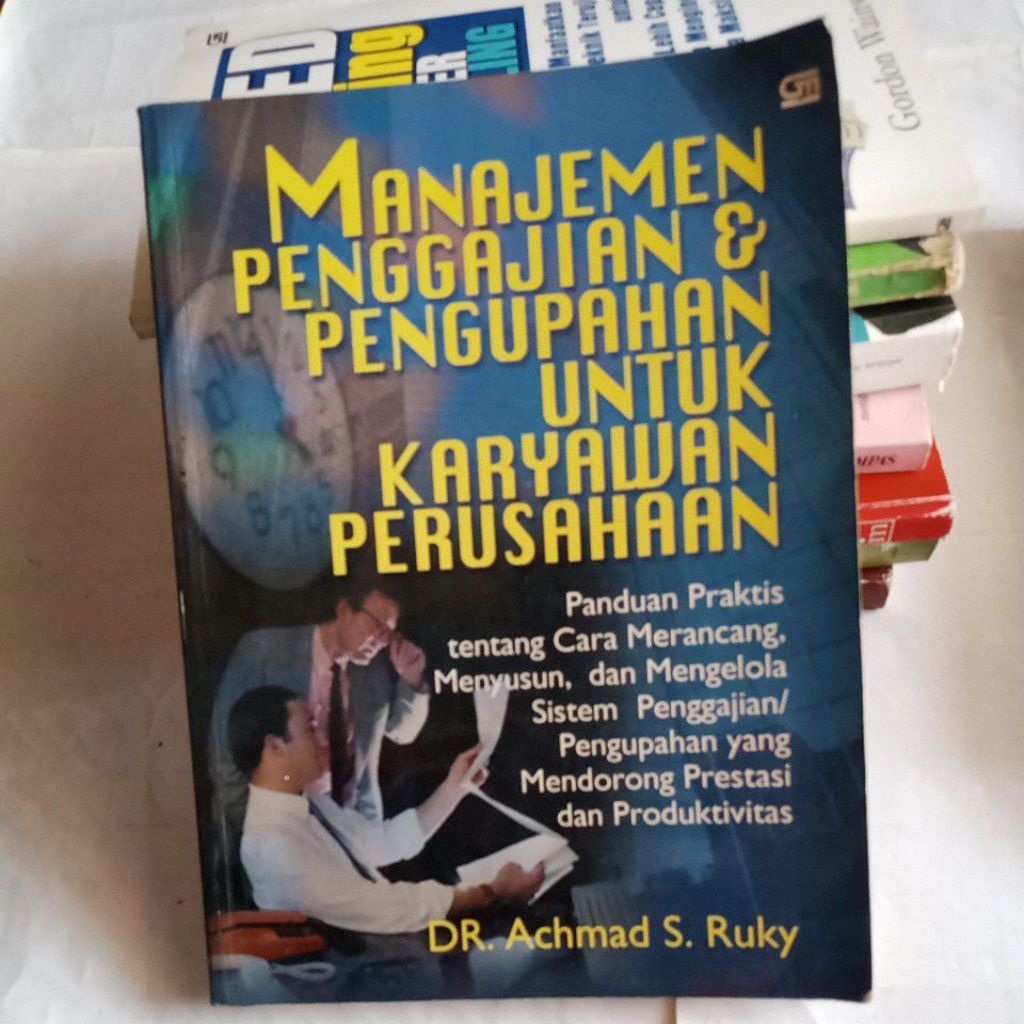 BUKU MANAJEMEN PENGGAJIAN & PENGUPAHAN UNTUK KARYAWAN PERUSAHAAN