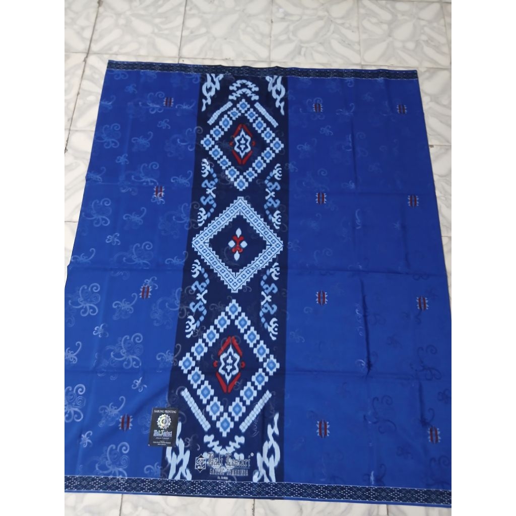 Sarung Samarinda Bali Lestari ada motif timbulnya seperti Papua Mas. Sarungnya licin tidak mudah kus