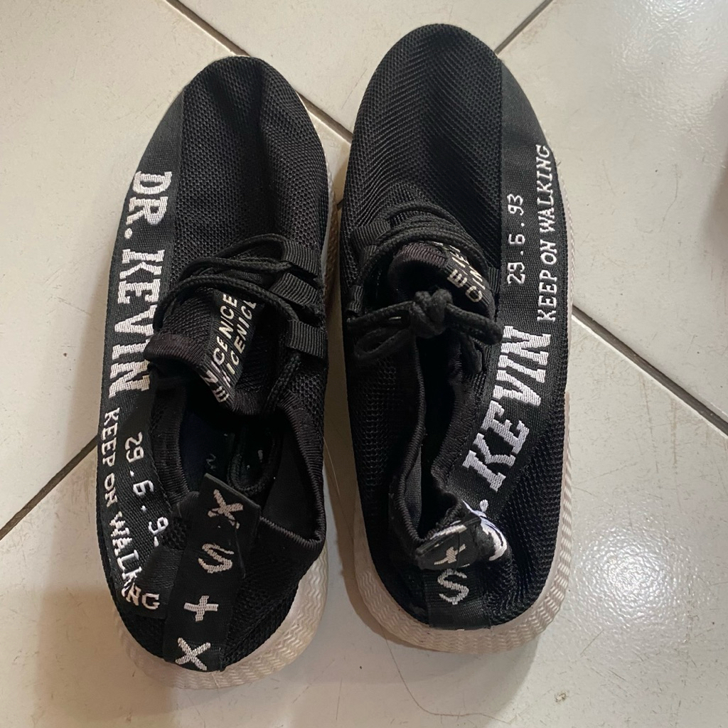 preloved sepatu hitam putih dr kelvin unisex