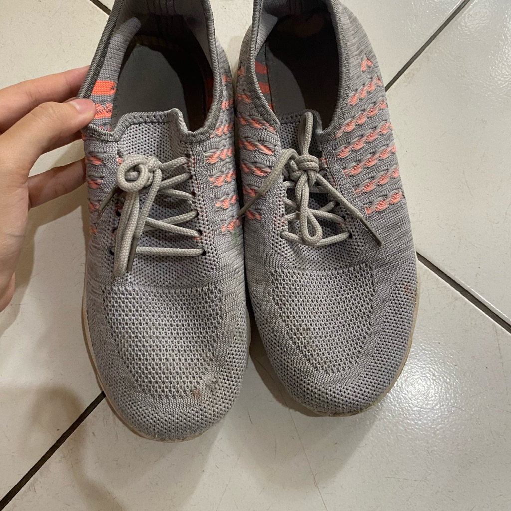 preloved sepatu laviola abu pink sneakers sepatu jalan sepatu olahraga