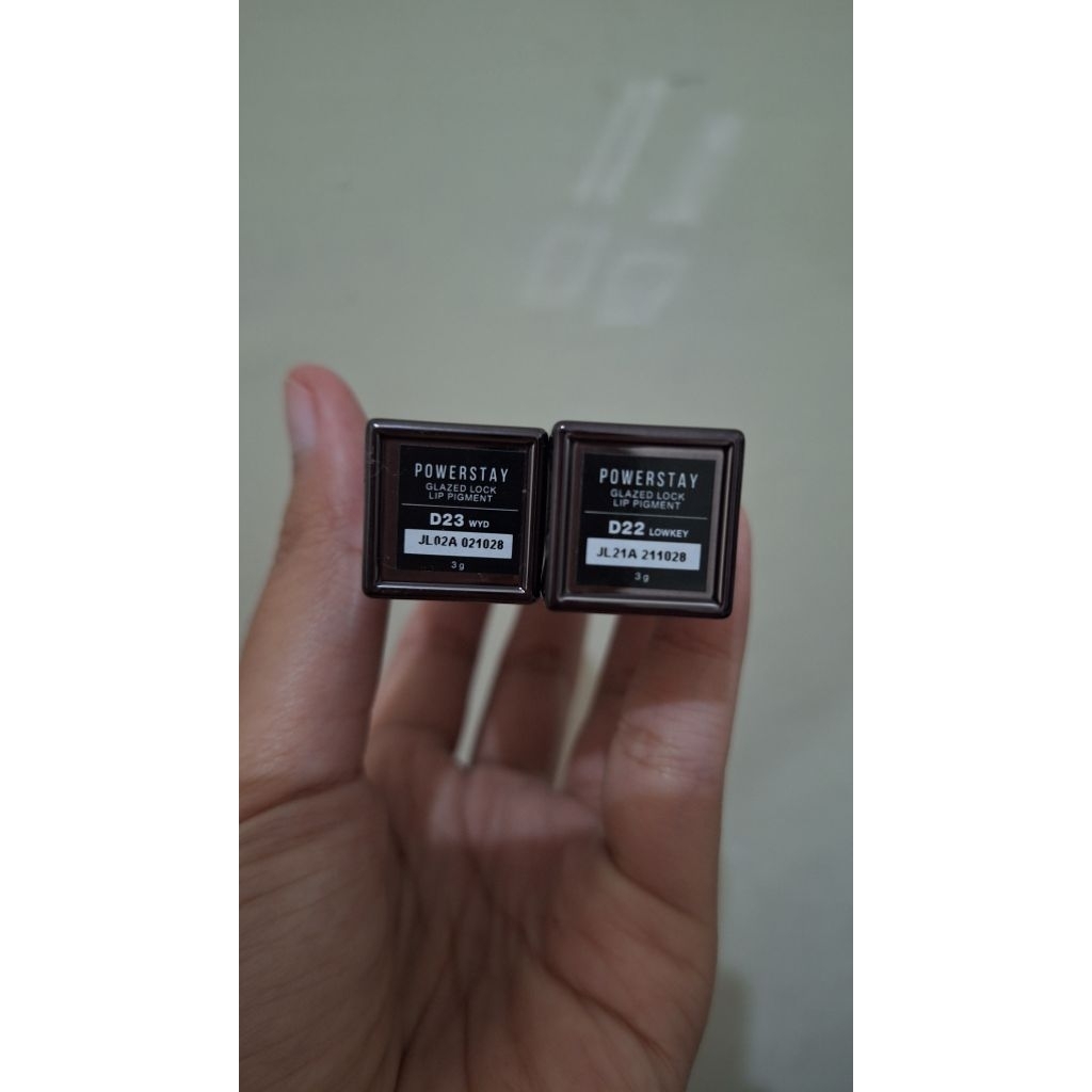 PRELOVED Make Over Powerstay Glazed Lock Pigment D22 LOWKEY dan D23 WYD
