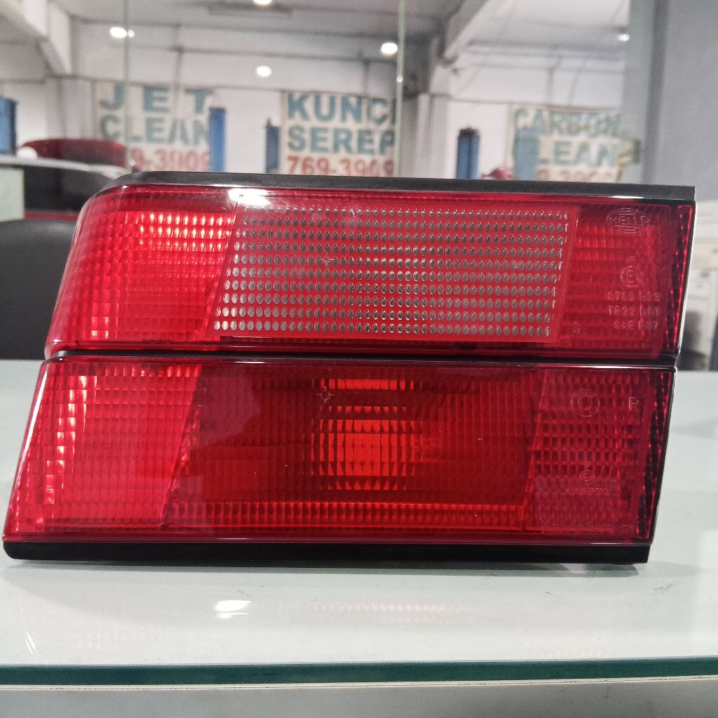LAMPU BELAKANG STOP LAMP BELAKANG LAMPU REM BELAKANG KANAN REAR LIGHT ORIGINAL BMW E34