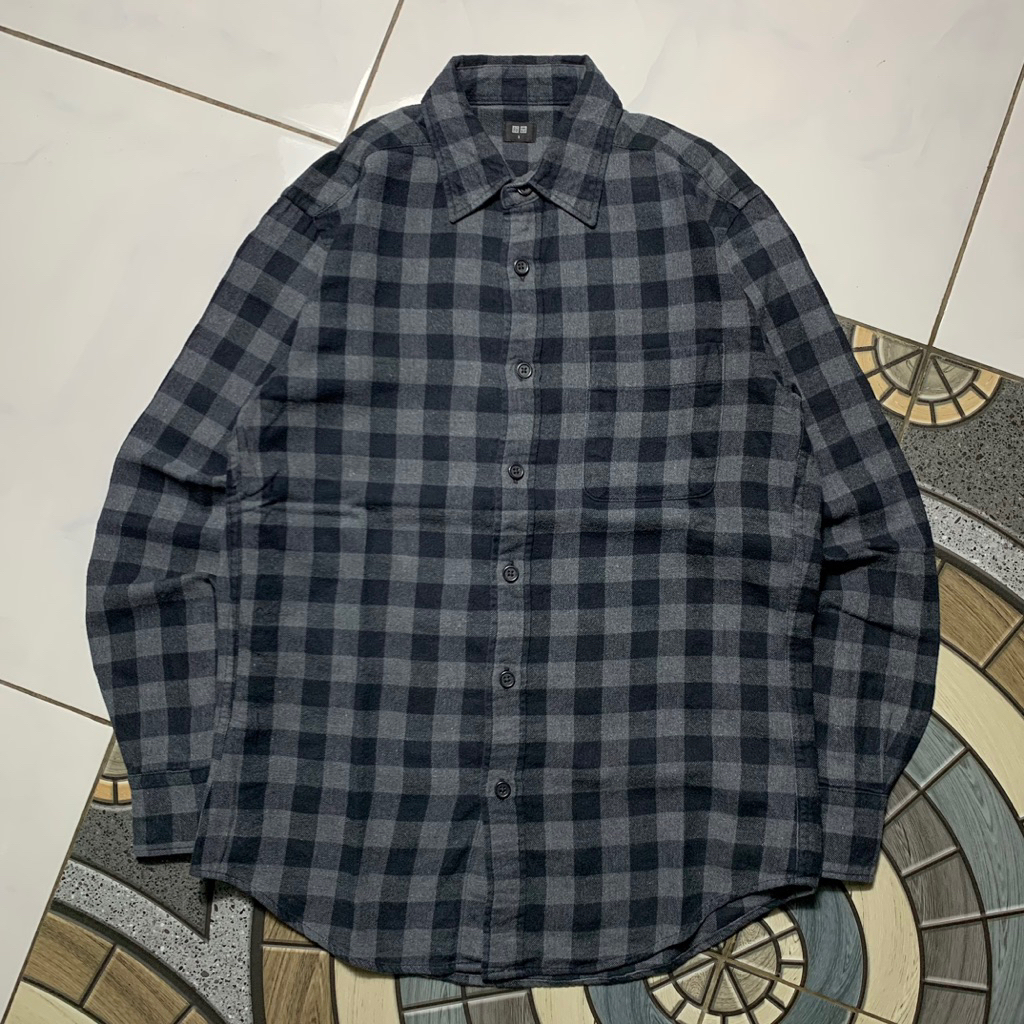 Kemeja Flannel uniqlo grey black size S