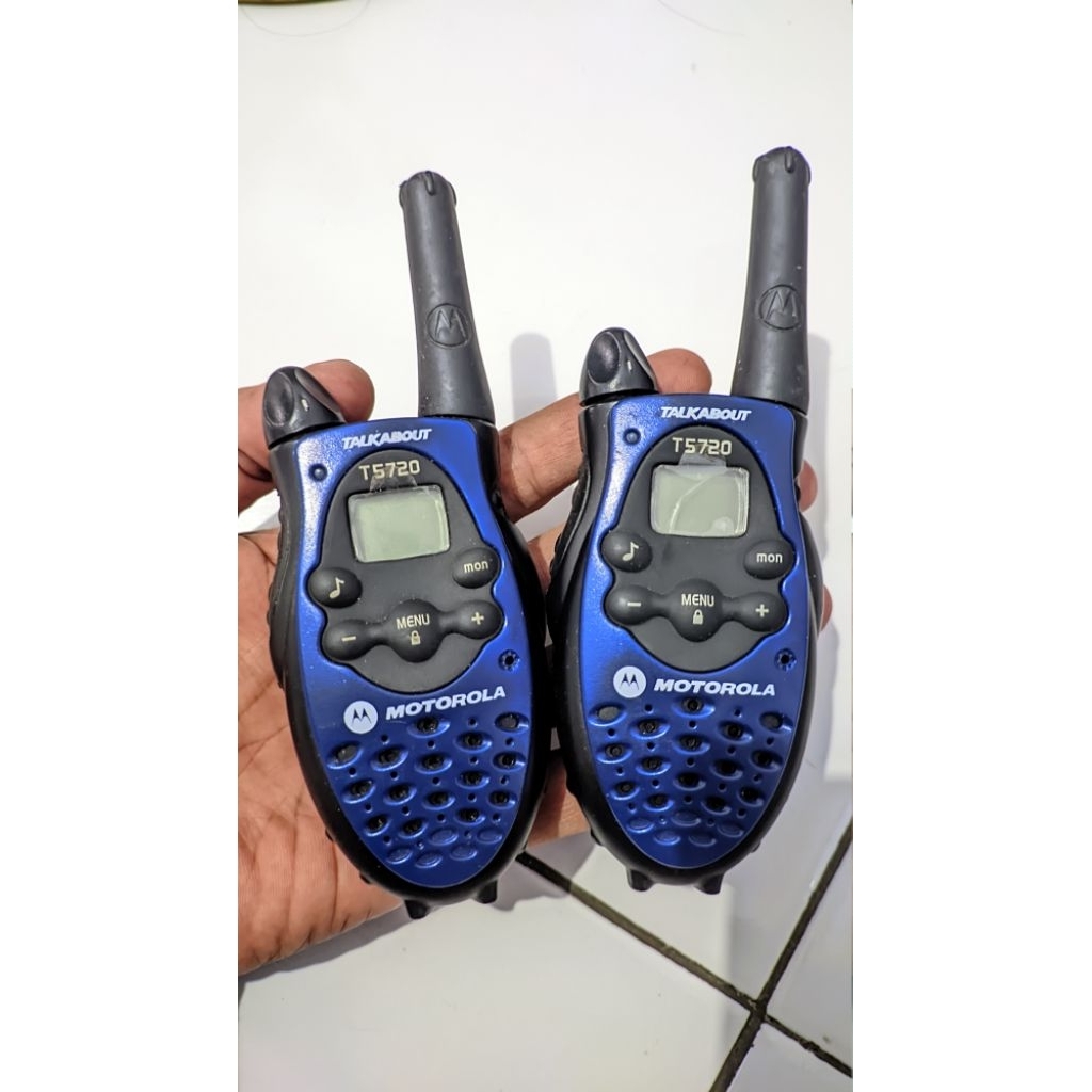 Walkie Talkie atau Handy Talkie HT Motorola Jadul cocok untuk pajangan