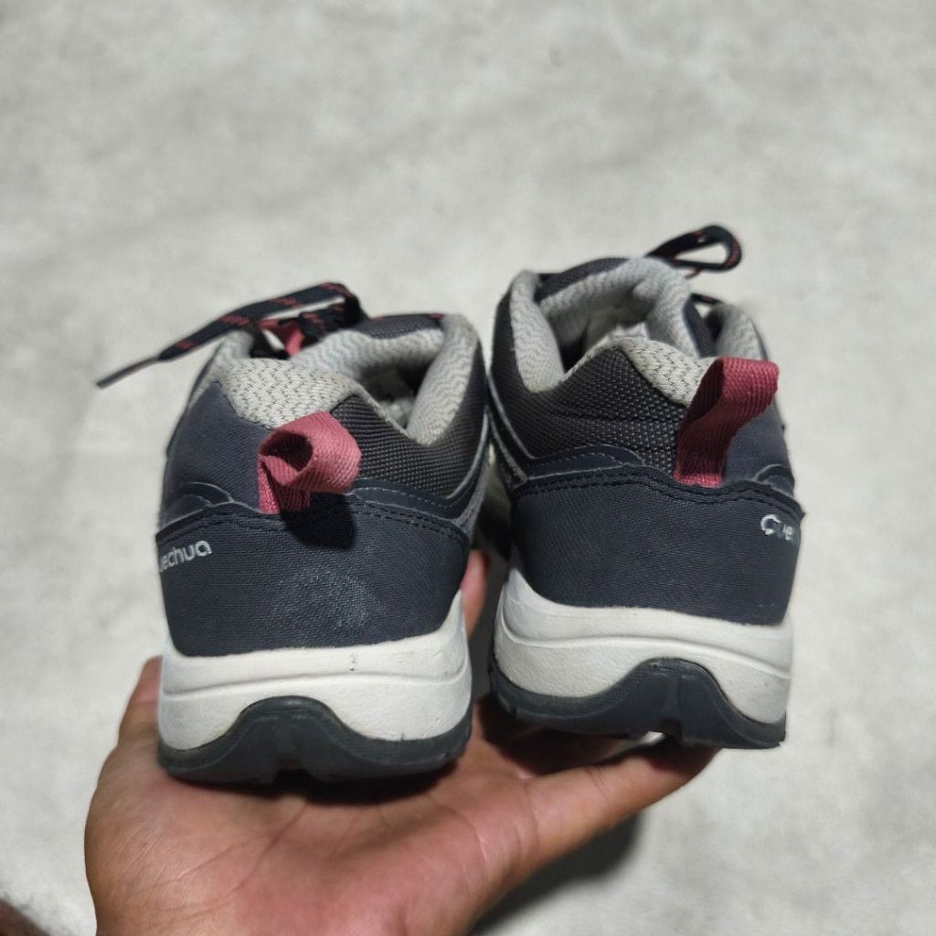 Sepatu outdoor hiking gunung Quechua abu