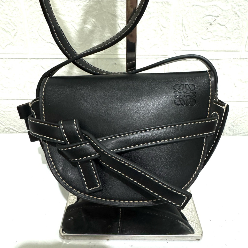 tas sling bag loewe. tas selempang kulit asli loewe. tas prelop. hitam