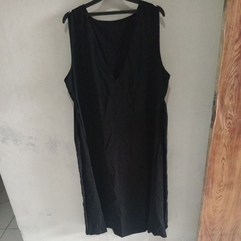 Preloved Dress Hitam Panjang , polos tanpa lengan, leher model V dengan model belakang ada pengikat 