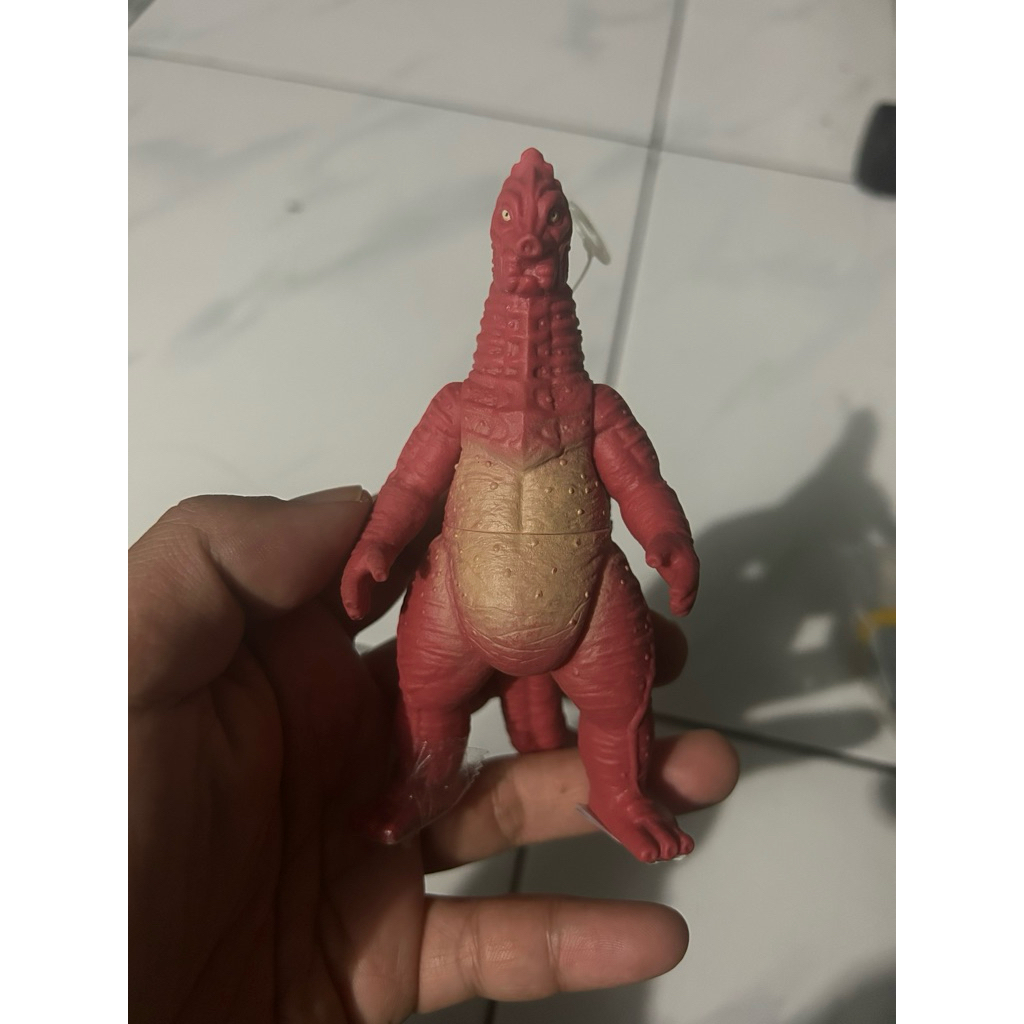 kaiju vynil merah banila