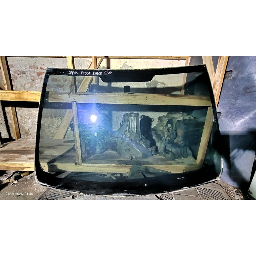 Kaca Depan Mobil Etios Liva (Sedan) 2013