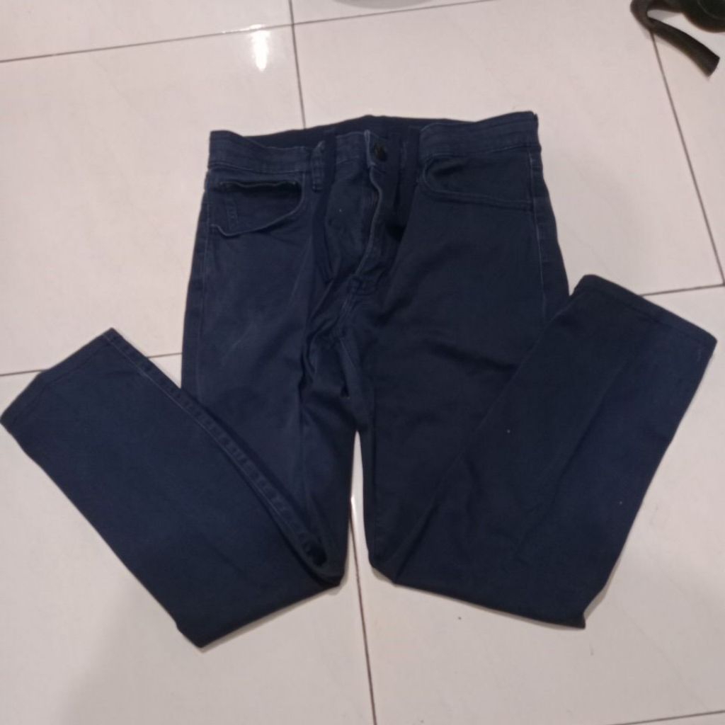 uniqlo jeans warna ultra stretch navy ukuran S