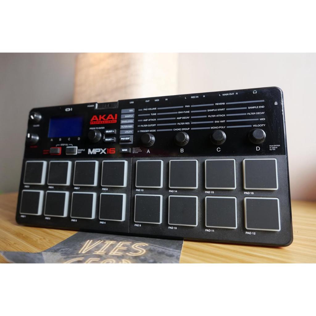 Akai MPX16 Sampler with 16 Pads | MPX 16 Pads Controller