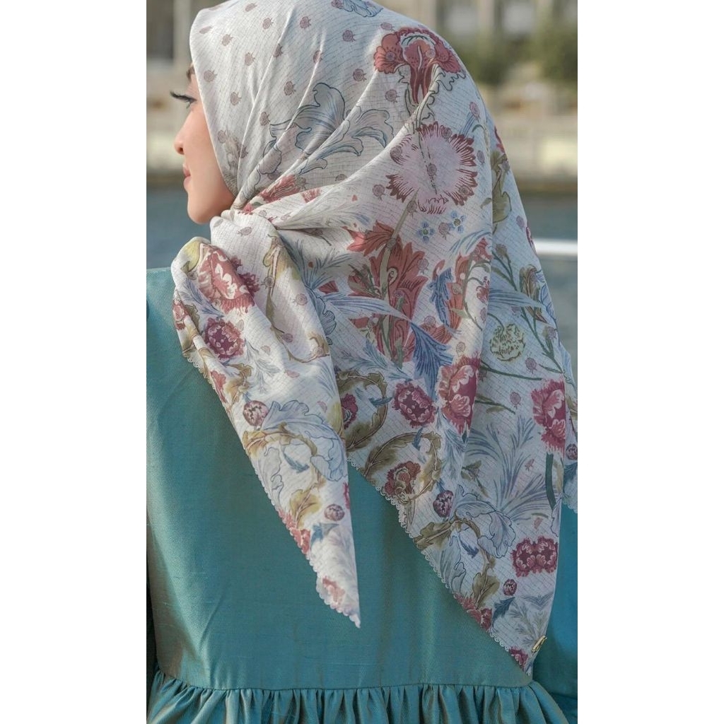 Buttonscarves -  The Royale series white (preloved lengkap box)