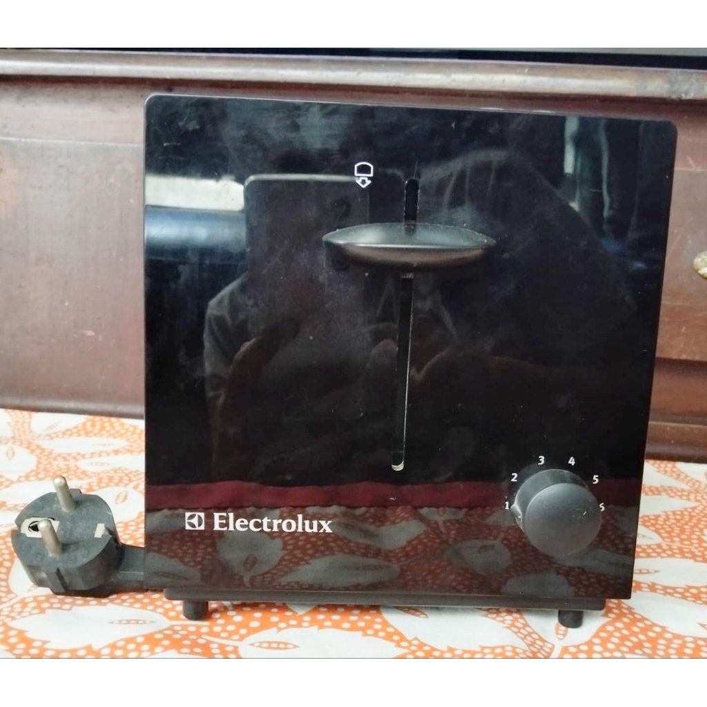 Toaster (panggangan roti) electrolux preloved