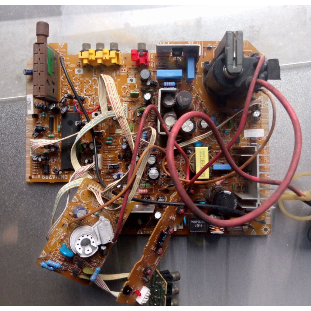 mesin tv Polytron slim tabung 14inch,sesuai gambar,komponen lengkap,cabutan blm test/gambling