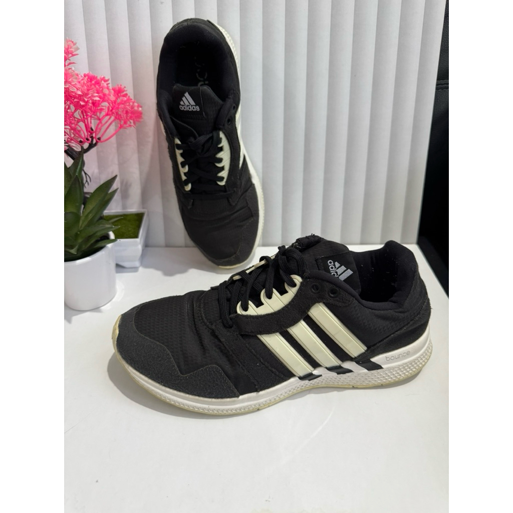 Sepatu Running Adidas Bounce Original Size 38 (insole 23.5cm) Warna Hitam Putih Preloved/Second Well